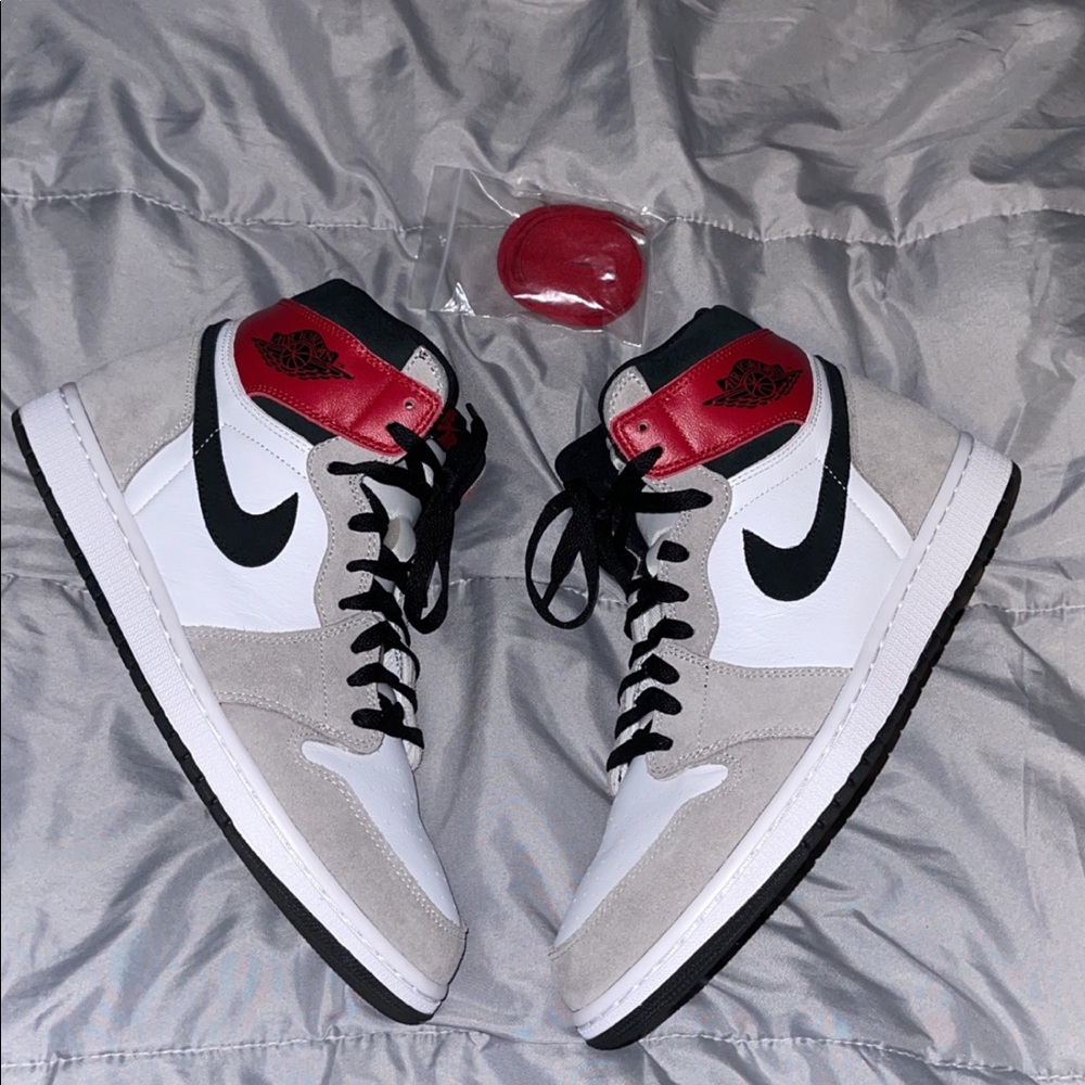 Air Jordan 1 Retro High OG ‘ Smoke Grey ‘